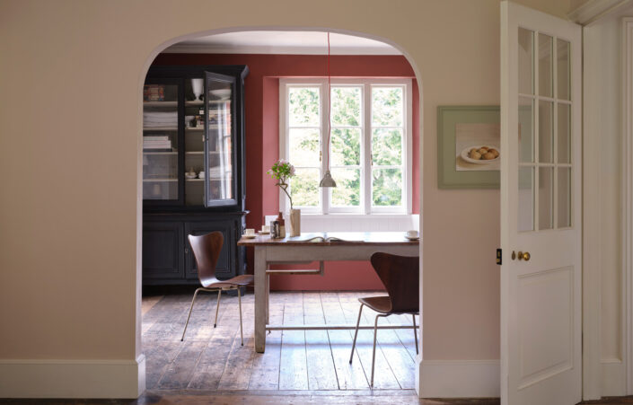 FARROW&BALL(新色)手前壁:No.311 Scallop / 奥壁:No.56 Etruscan Red / 棚:No.305 Hopper Head / 巾木・ドア:No.239 Wimborne White