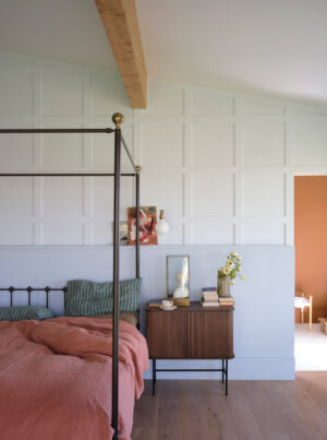 壁上部:FARROW&BALL(新色)No.314 Sizing / 壁下部:(新色)No.317 Kakelugn