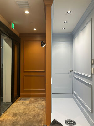 Before：エントランス：No.316 Marmelo / トイレ前：No.27 Parma Gray