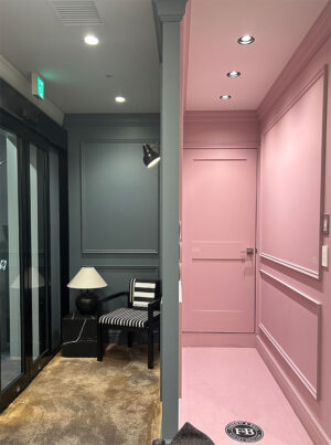 Before：エントランス：No.299 De Nimes / トイレ前：No.246 Cinder Rose