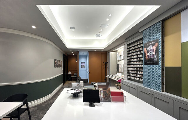 After：エントランス・正面壁右 No.316 Marmelo / トイレ前：No.27 Parma Gray / 左壁上：No.242 Pavilion Gray / 左壁下：No.318 Douter