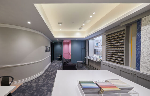 Before：エントランス：No.299 De Nimes / トイレ前：No.246 Cinder Rose / 左壁：No.242 Pavilion Gray