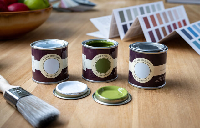 世界中にファンを持つFarrow&Ballの魅力的なカラーチャート。お試しができるサンプルポットもあります。