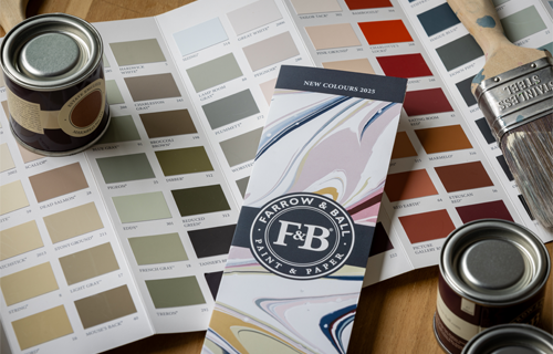 世界中にファンを持つFarrow&Ballの魅力的なカラーチャート。無料でご請求できますので、新色のチェックをするために、ぜひお手元にどうぞ。