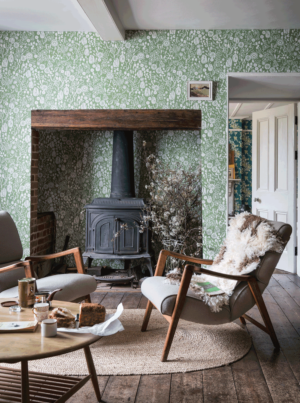 壁：FARROW&BALL 壁紙 5804 Atacama / 爽やかなグリーンベースにさまざまな植物柄が白で描かれている壁紙が貼られているリビング