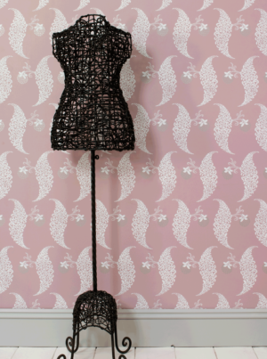 壁：FARORW&BALL 壁紙 1922 Rosslyn / ピンクの地色に白い花柄の壁紙。壁の前には黒のトルソー。巾木は明るいグレーでFarrow&Ball No.242 Pavilion Gray、床材は白で同じくFarrow&Ball No.239 Wimborne Whiteで塗装されている。