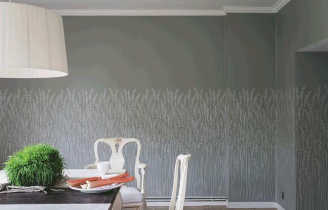 壁：FARROW&BALL 壁紙 5102 Feather Grass / グレイッシュなベースカラーにエアリーなススキが風にそよめく様子が描かれている壁紙が貼られているリビング