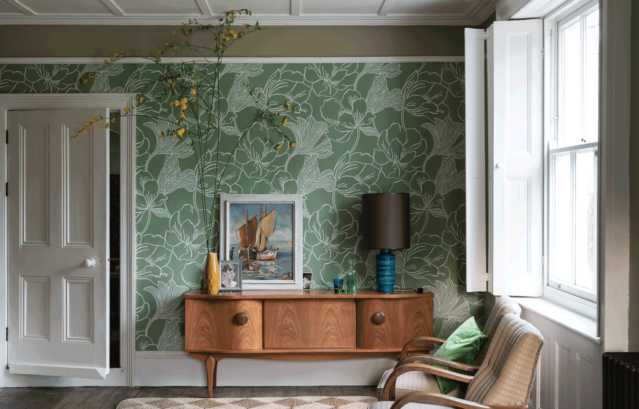 壁：FARORW&BALL 壁紙 5606 Helleborus / 穏やかなグリーンの大柄のボタニカル柄壁紙が印象的なリビング