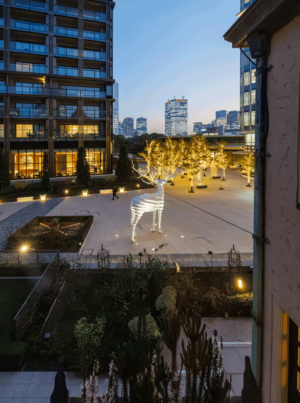 有形文化財の赤坂プリンスクラシックハウスの外観。外の美しいイルミネーション。