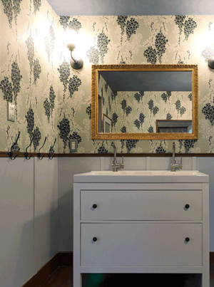 写真提供：カラーワークス神戸 / 壁：FARROW&BALL 壁紙 2213 Wisteria / 白の腰板の上部に、優しげで繊細な白に近いグリーンベースにモノトーンの藤の花が印象的な壁紙が貼られているM様邸のインテリア