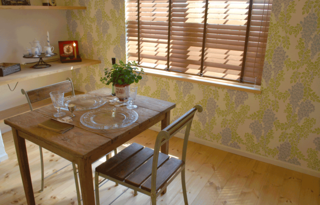 株式会社ヤマダタッケン様：壁：FARROW&BALL 壁紙 2215 Wisteria / 爽やかな藤の花が咲き乱れるダイニング