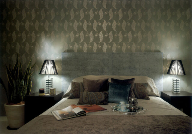 壁：FARROW&BALL 壁紙 1938 Rosslyn / シックで落ち着きのあるグリーン系のボタニカル柄の壁紙を貼ったラグジュアリーな寝室。