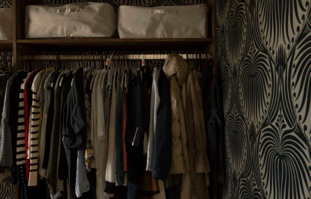 写真提供：友紀建築工房 S様邸 / ウォークインクローゼット：FARROW&BALL 壁紙 2019 Lotus / 蓮の葉がデザインされている壁紙が貼られているウォークインクローゼット。