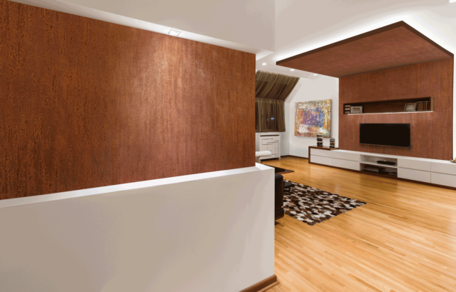 （壁）VALPAINT：Klondike CORTEN / 塗料に含まれる細かい金属片の独特な色合いと質感でサビの風合いを忠実に再現できるKlondike CORTEN。写真の部屋では、ホワイト系の壁や天井の一部にアクセントとして取り入れたことで、デザイン性の高いインテリアとなっている。