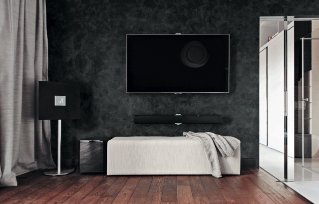 （壁）VALPAINT：ROCOCO Stucco 1000 / イタリアンスタッコのような風合いのROCOCO Stucco 1000。磨くと極めて艶やかな大理石のような風合いとなる。こちらの写真は、黒にほど近いダークグレーのROCOCO Stucco 1000で塗装した、モダンな空間。鏡面反射ができるくらい艶やかな壁とモノトーンを基調としたカーテンや家具・家電で、極めてシャープな印象を作り出している。