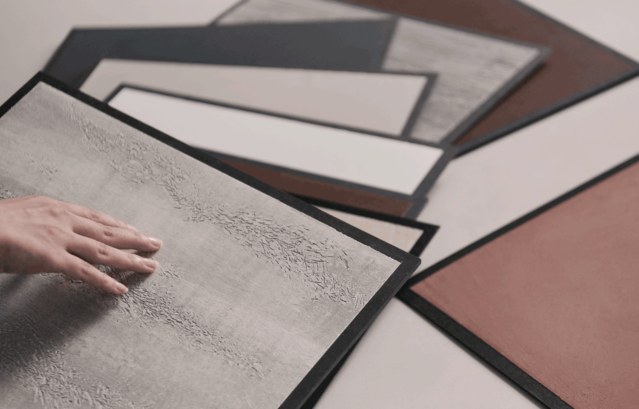 銀座にあるショールーム「 Layered Gallery by Valpaint」。写真はイタリア最高峰のVALPAINT（バルペイント）のカタログや図面を並べて打ち合わせをしている様子。このVALPAINTを中心に、意匠性の高い水性塗料がたくさん揃っており、インテリアデザインのインスピレーションを高めてくれるショールームとなっています。（完全予約制）写真は、サンプルを重ねて配色のバランスを確認している様子。色や施工に詳しいスタッフがご相談に応じています。