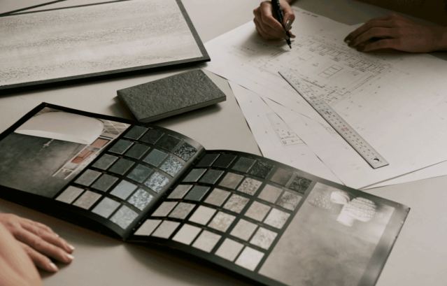 銀座にあるショールーム「 Layered Gallery by Valpaint」。写真はイタリア最高峰のVALPAINT（バルペイント）のカタログや図面を並べて打ち合わせをしている様子。このVALPAINTを中心に、意匠性の高い水性塗料がたくさん揃っており、インテリアデザインのインスピレーションを高めてくれるショールームとなっています。（完全予約制）