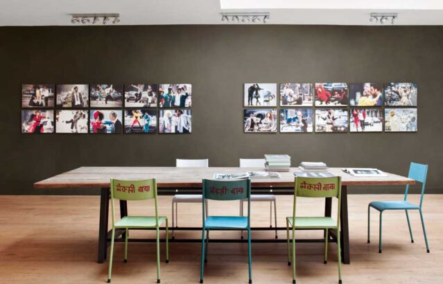 （壁）VALPAINT：Valsetin / 上品でなめらかな陰影をつくる高品質なシルクやベルベッドのような風合いのValsetin。写真はやや暗めのグレイッシュなValsetinの壁が、ディスプレイされている写真のアートを引き立てる。