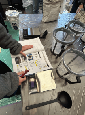 カラーワークスファクトリーで開催されている、MPCテクニカル講習の様子。ポイントを記した資料も配布。熱心に書き込んでいるプロの方も。