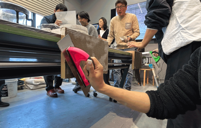 カラーワークスファクトリーで開催されている、MPCテクニカル講習の様子。カウンターをMPCで仕上げる技術を習得中のプロの方。