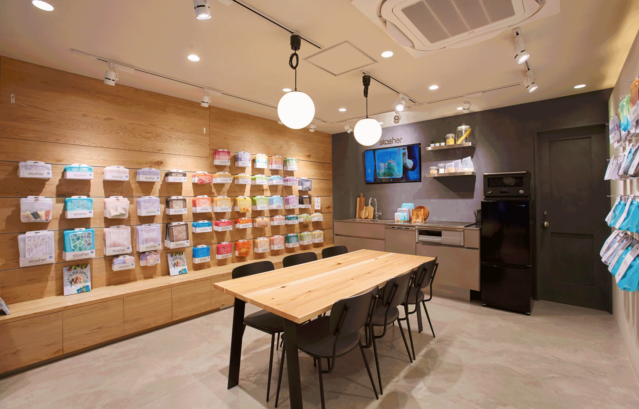 （店舗）stasher ：モルタル風デザインコンクリートMPCで施工をした空間。明るめの色でナチュラルな店舗の床材として施工されている。