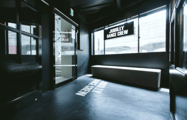 施工事例：JUBILLYダンススタジオ / ブラックを基調としたインテリアに、MPCのブラックで施工がされているクールで力強いダンススタジオの空間。