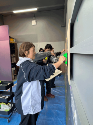 カラーワークスファクトリーで開催されている、MPCテクニカル講習の様子。壁への施工を学んでいる様子。