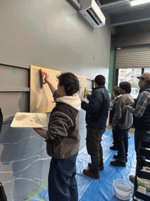 カラーワークスファクトリーで開催されている、MPCテクニカル講習の様子。壁への施工を学んでいる様子。