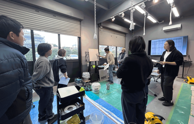 カラーワークスファクトリーで開催されている、MPCテクニカル講習の様子。講師の方から丁寧なレクチャーがあり、参加された皆さん熱心に聞き入っている様子。