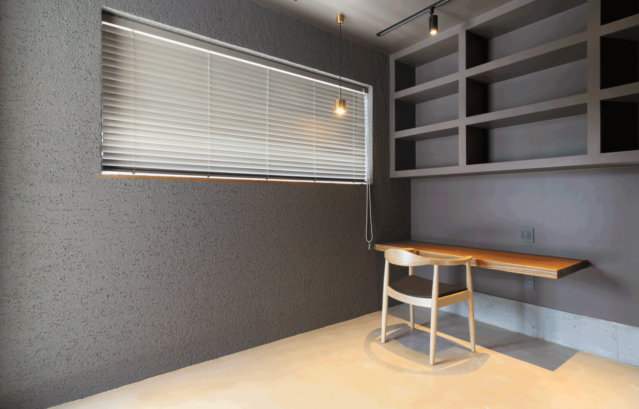 写真提供：株式会社ナズナデザインオフィス一級建築士事務所 / S様邸 / 床：MPC サンドハイパーベージュ / 壁・棚：FARROW&BALL No.244 London ClayFarrow&Ball No.244 London Clayというややダークなグレージュの壁と棚にあわせ、明るく穏やかなグレーのモルタル風の床をMPCで施工した物件