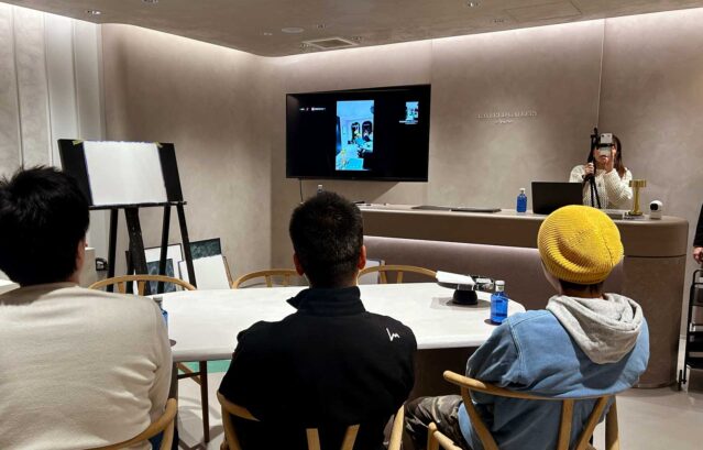 【開催レポート】卒業後のサポートも万全！特殊塗装VALPAINT「Arteco’7」「Sabulador」のフォローアップ講習会を開催しました / 写真は、LAYERED GALLERYでフォローアップ講習を受講されているプロの職人さん。