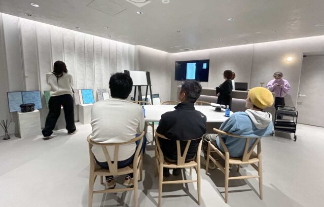 【開催レポート】卒業後のサポートも万全！特殊塗装VALPAINT「Arteco’7」「Sabulador」のフォローアップ講習会を開催しました / 写真は、LAYERED GALLERYでフォローアップ講習を受講されているプロの職人さん。