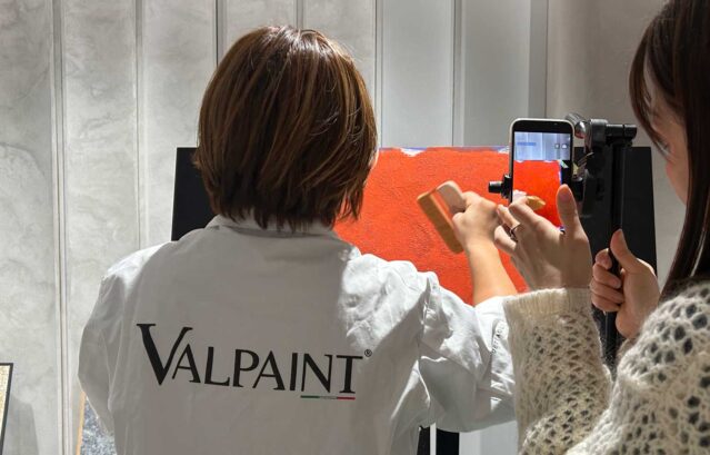 【開催レポート】卒業後のサポートも万全！特殊塗装VALPAINT「Arteco’7」「Sabulador」のフォローアップ講習会を開催しました / 写真は、スタッフが塗装のポイントを伝えながら進めていく様子。