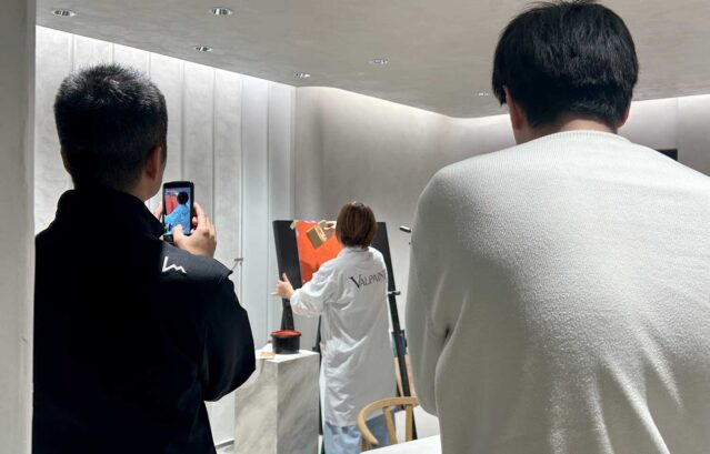 【開催レポート】卒業後のサポートも万全！特殊塗装VALPAINT「Arteco’7」「Sabulador」のフォローアップ講習会を開催しました / 写真は、スタッフが塗装のポイントを伝えながら進めていく様子。