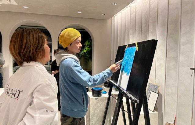 【開催レポート】卒業後のサポートも万全！特殊塗装VALPAINT「Arteco’7」「Sabulador」のフォローアップ講習会を開催しました / 写真は、スタッフが塗装のポイントを伝えながら進めていく様子。