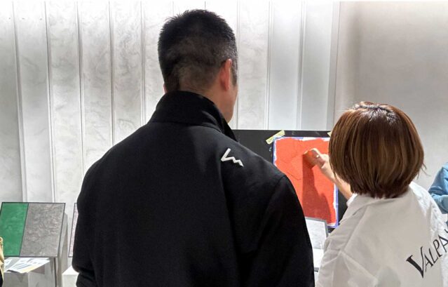 【開催レポート】卒業後のサポートも万全！特殊塗装VALPAINT「Arteco’7」「Sabulador」のフォローアップ講習会を開催しました / 写真は、スタッフが塗装のポイントを伝えながら進めていく様子。