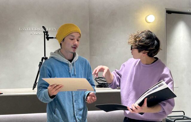 【開催レポート】卒業後のサポートも万全！特殊塗装VALPAINT「Arteco’7」「Sabulador」のフォローアップ講習会を開催しました / 写真は、カラーワークススタッフと参加された職人さん。VALPAINTの「Arteco’7（アルテコセブン）」と「Sabulador（サブラドール）」について説明をしているところ。