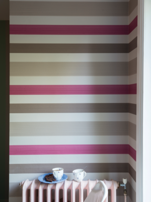 FARORW&BALL（壁） Chromatic Stripe BP4204 ストライプを横に貼ると、空間に広がりが出てくるのがポイント。リズミカルな配色のストライプが楽しげな雰囲気を演出しています。 