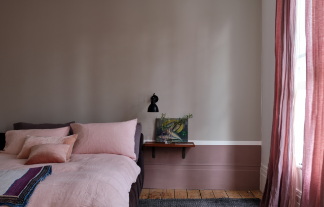 （上壁）FARROW&BALL No.229 Elephant's Breath（下壁）No.295 Sulking Room Pink（幅木）No.239 Wimborne White穏やかな寝室を包み込むニュートラルカラーとピンクのコーディネート