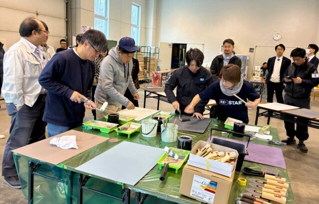 札幌開催の熱気あふれる塗装フォーラムに出展！<現場レポート@THE 2nd TOSOU FORUM 2026 / カラーワークスのブースでは4つの意匠性の高い塗装を試していただきました！