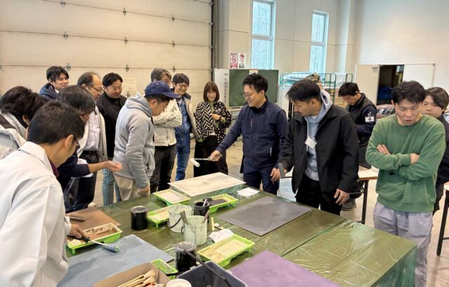 札幌開催の熱気あふれる塗装フォーラムに出展！<現場レポート@THE 2nd TOSOU FORUM 2026 / カラーワークスのブースでは4つの意匠性の高い塗装を試していただきました！