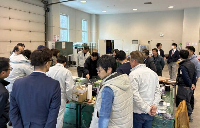 札幌開催の熱気あふれる塗装フォーラムに出展！<現場レポート@THE 2nd TOSOU FORUM 2026 / カラーワークスのブースでは4つの意匠性の高い塗装を試していただきました！