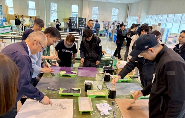 札幌開催の熱気あふれる塗装フォーラムに出展！<現場レポート@THE 2nd TOSOU FORUM 2026 / カラーワークスのブースでは4つの意匠性の高い塗装を試していただきました！