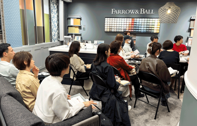 インテリアスタイリングプロの皆さんをお招きして開催したインテリアペイントセミナーの様子。Farrow&Ball銀座サロンとレイヤードギャラリー、2つの拠点を巡りながら、プロの視点でその真価を深掘りした熱い1日となりました。