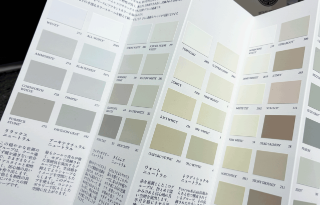 Farrow&Ballのカラーチャートの冒頭のページ。暮らしに密着したニュートラルカラーだけでも相当数の色数が揃っています。その色合いの特徴をお客様の個性にあわせて整えていくだけで、驚くほどバランスが良く心地よいインテリアを作ることができるものです。