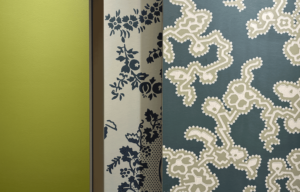 Farrow&Ballの新しいカラーラインナップと一緒にディスプレイしている新柄の壁紙。インテリアスタイリングプロの皆さんにも直接見て触っていただきました。