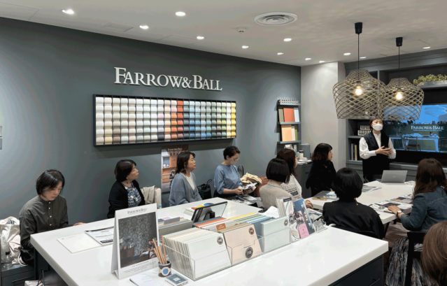 Farrow&Ball銀座サロンにお招きしたインテリアスタイリングプロの皆さん。２チームに分かれて、同じく銀座のレイヤードギャラリーでも住まいでの塗装を使った表現や商品性について学んでいただきました。