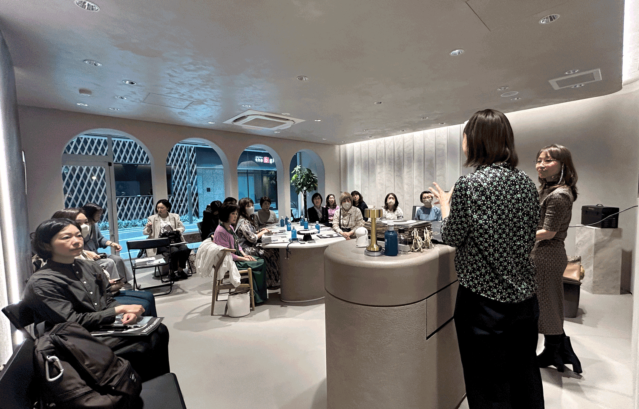 インテリアスタイリングプロの皆さんをお招きして行ったインテリアカラーペイントセミナーの後半は、写真のレイヤードギャラリーで開催しました。