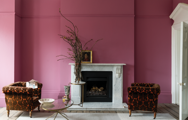 FARROW&BALL No.296 Rangwali大人っぽく冴えたピンクは、古い洋風の邸宅でもモードに彩ってくれます。白の暖炉や床材のタイル、モールディングと合わせることですっきりとした心地よいメリハリが生まれる