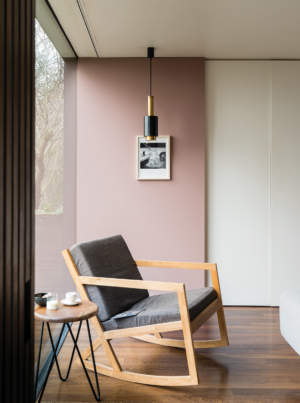 （窓際の壁）FARROW&BALL No.295 Sulking Room Pink®︎ カラーチャート上では、くすみのあるピンクブラウンで地味に感じるSulking Room Pinkですが、日当たりの良い場所に塗装をすると上品でインテリジェンスなピンクの顔をのぞかせる